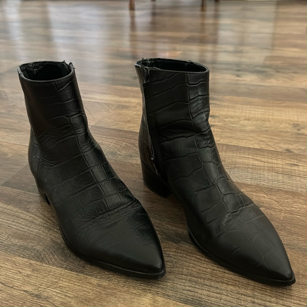 CROC LEATHER BOOTS 🐊